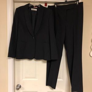 TAHARI Women’s Suit